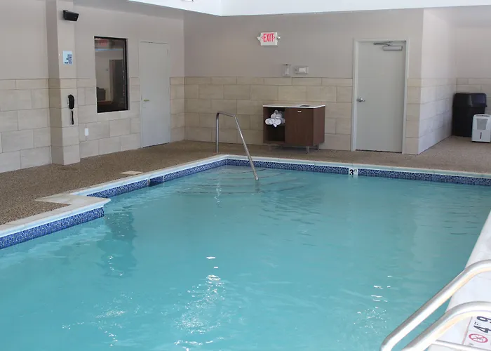 Holiday Inn Express & Suites Bradley Airport By Ihg